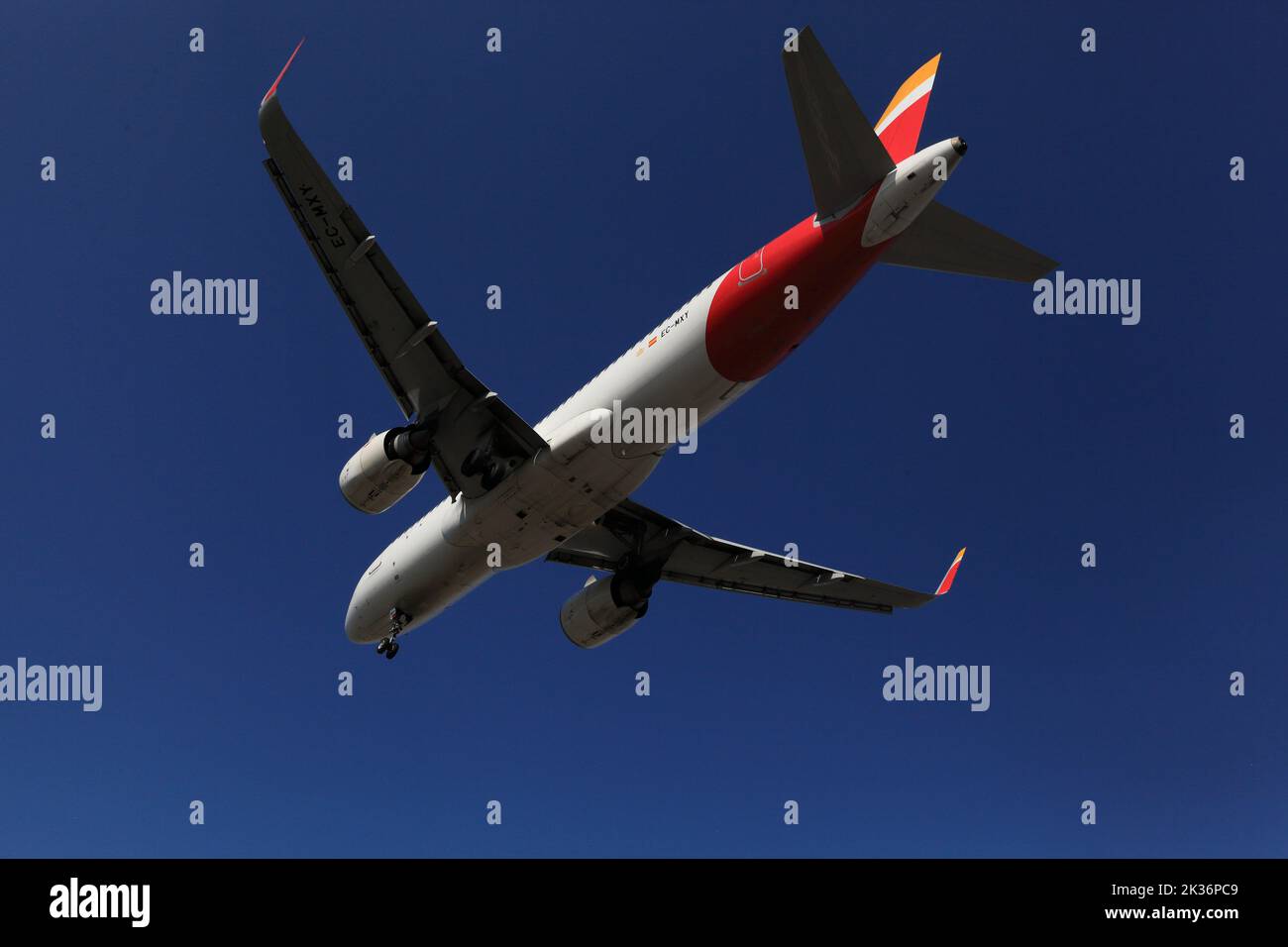 Airbus A320 EC-MXY, Iberia atterrissant à OPO, aéroport Francisco Sá Carneiro, Porto, Portugal, 18 septembre 2022 Banque D'Images