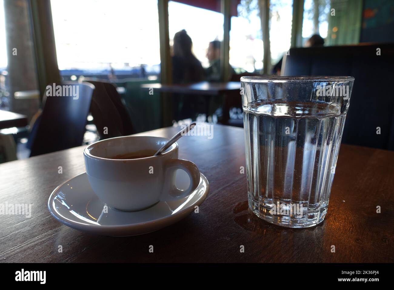Un café à Paris, France, vue intérieure Banque D'Images