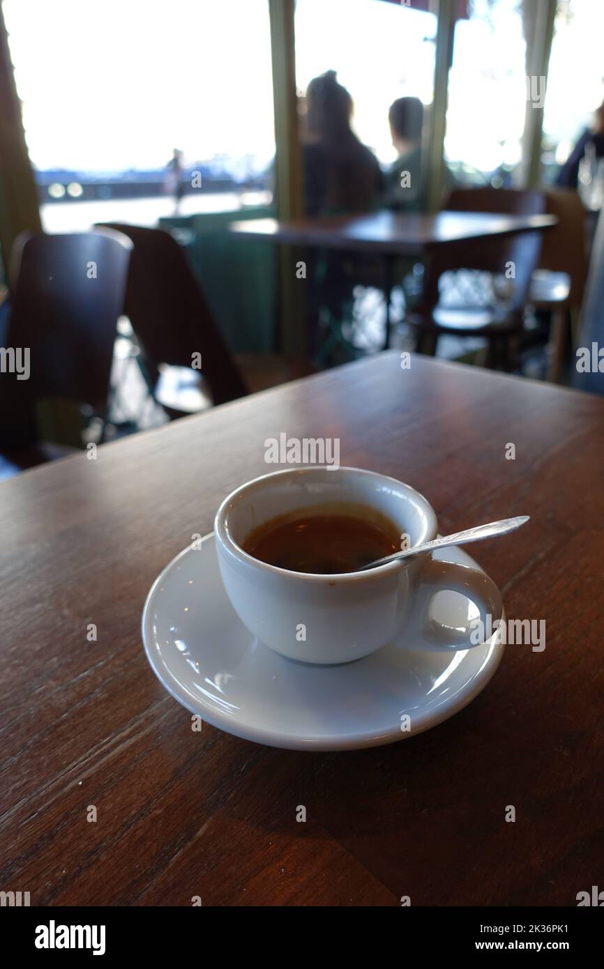 Un café à Paris, France, vue intérieure Banque D'Images