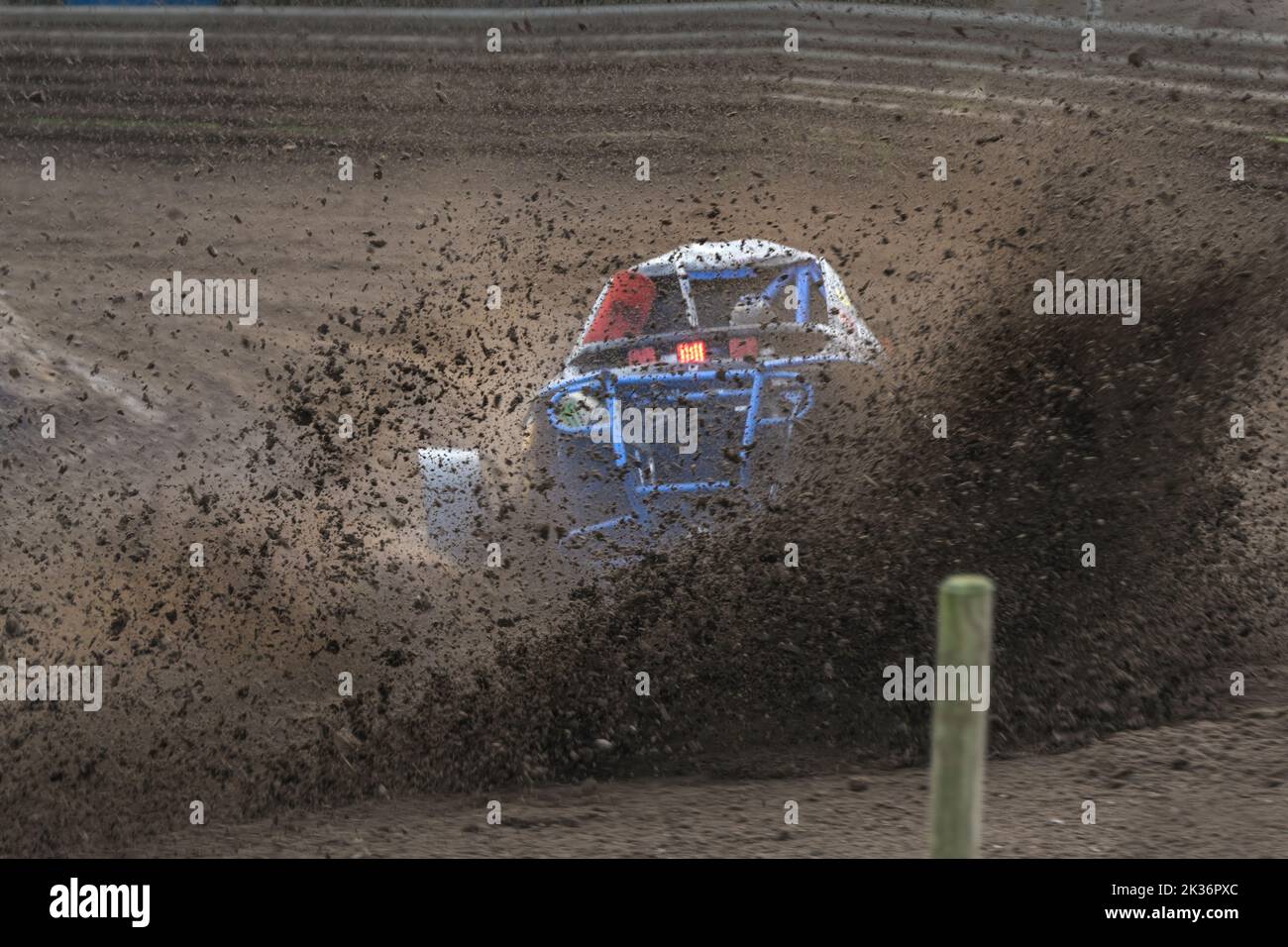 Grambek, Allemagne, 10 septembre 2022: Course automobile Autocross ADAC NAX-Club Moelln, buggy spéciale de derrière sur la piste de course de répandre beaucoup de saleté a Banque D'Images