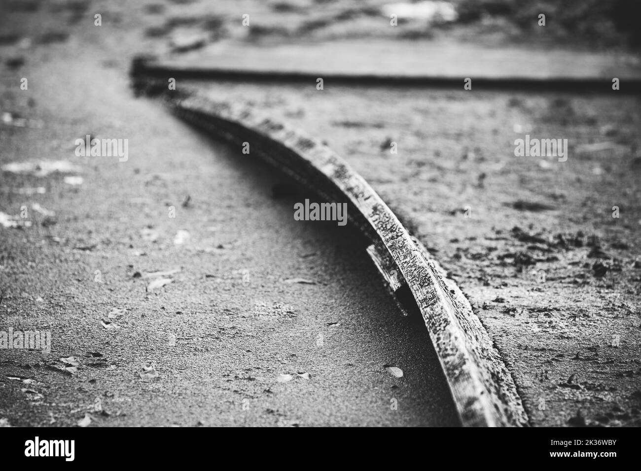 Concept des choses oubliées. Ancien bateau d'aviron abandonné en bois inondé. Désespoir, perte de normalité. Bateau ne flotteurs plus jamais. Humeur dépressive Noir Banque D'Images