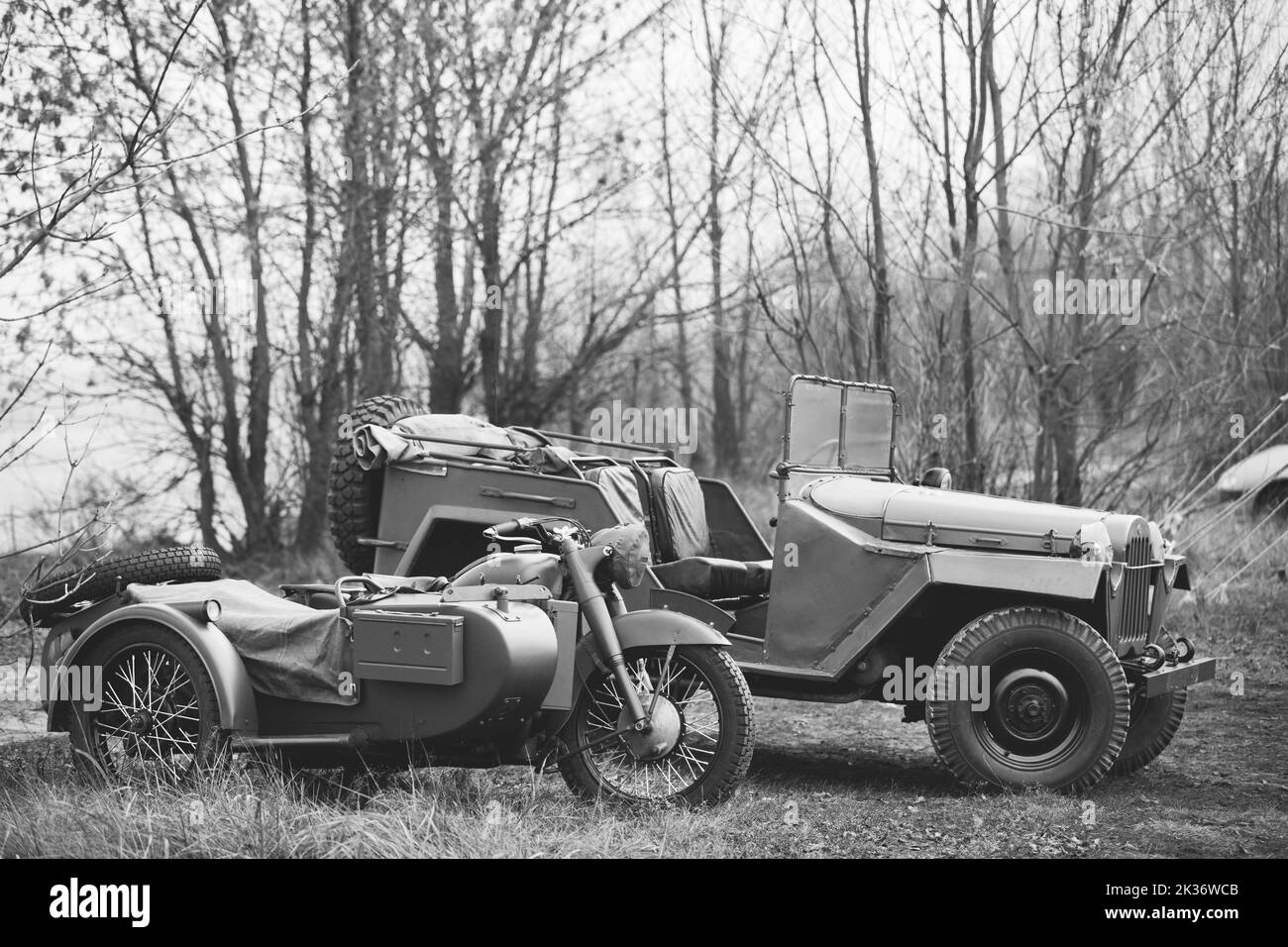 Old Tricar, triroues Grey Motorcycle avec Un Sidecar des Forces allemandes et Willys Mb jeep, États-Unis Camion militaire, 4x4 garés à Forest pendant Banque D'Images