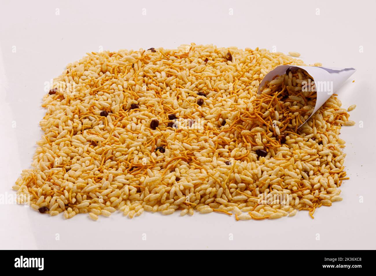 Délicieux en-cas salés indiens doux 'Chanachur' ou Bombay Mix.Bombay mélanger le chanachur sur fond blanc. Banque D'Images