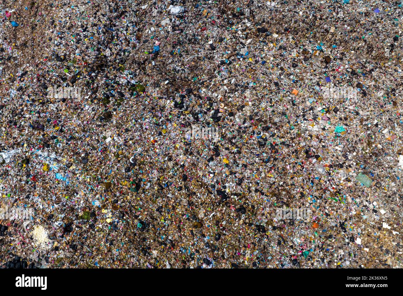 Les camions à ordures déchargent les déchets au-dessus de la décharge. Concept de pollution. Banque D'Images