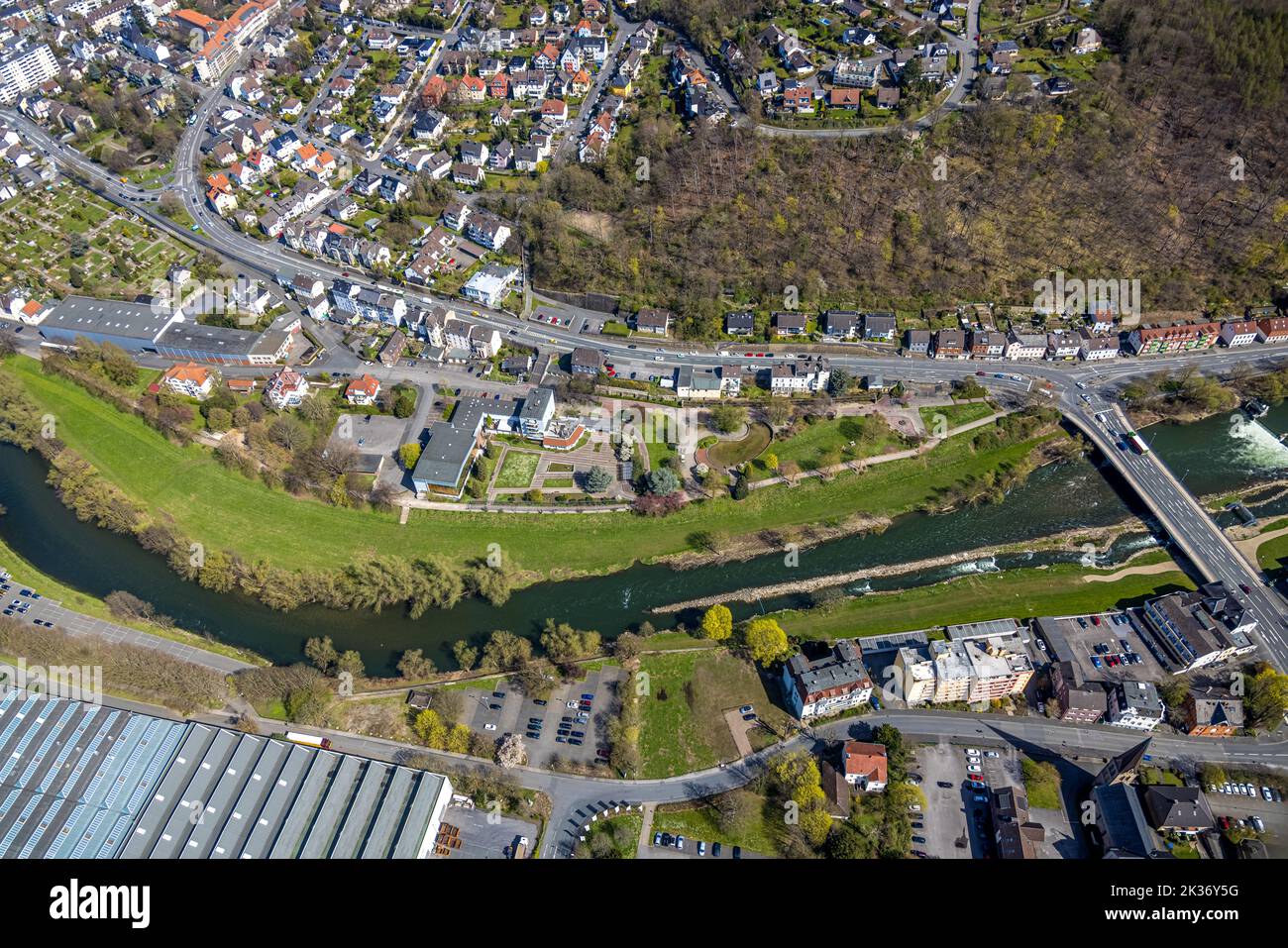 Vue aérienne, rivière Lenne à Lennepark ainsi que Richard-Römer-Lennebad, fontaine à Lennepark, Hohenlimburg, Hagen, région de Ruhr, Rhénanie-du-Nord-Westphalie Banque D'Images