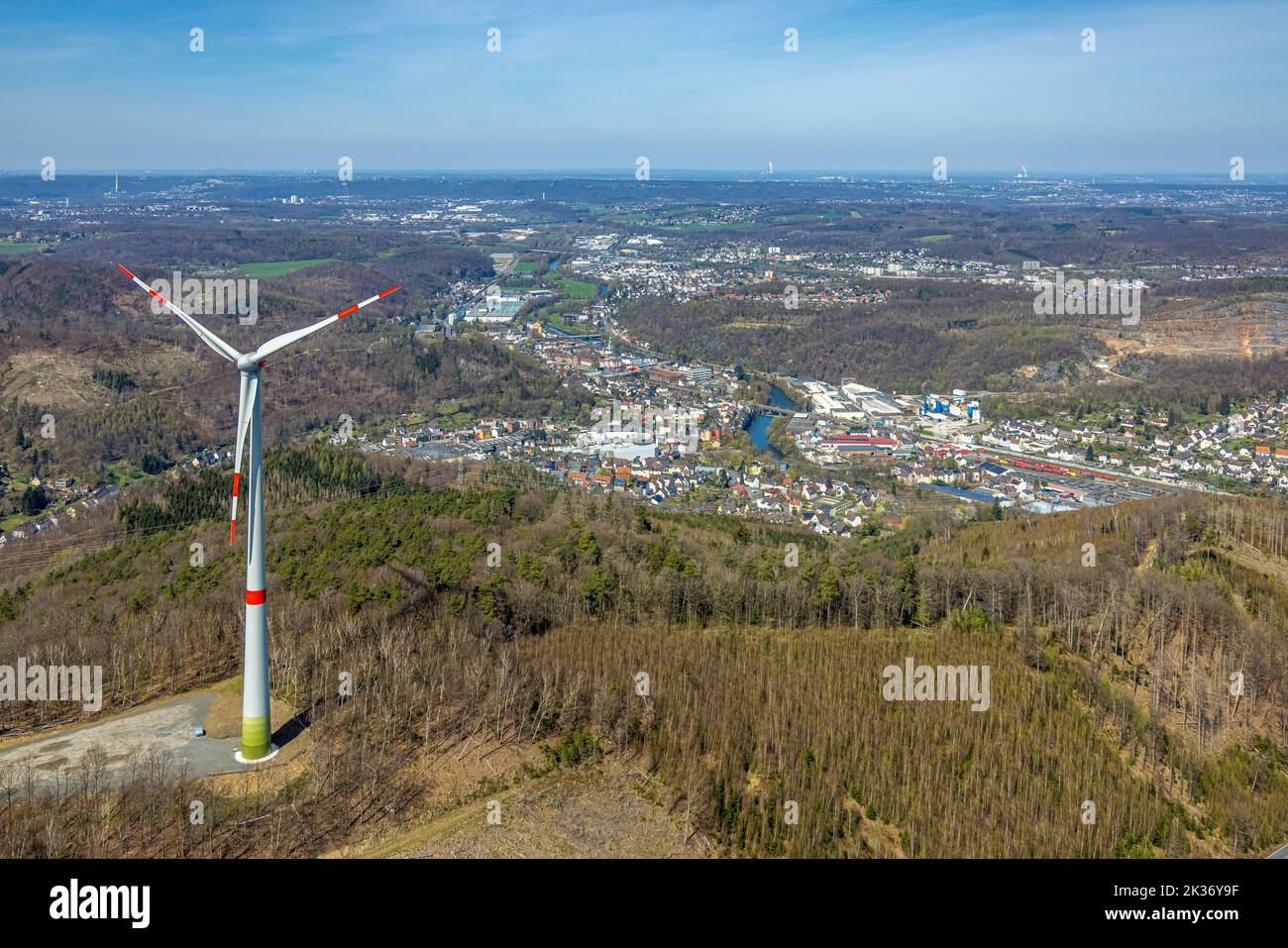 éoliennes en zone forestière avec des dommages forestiers Banque de