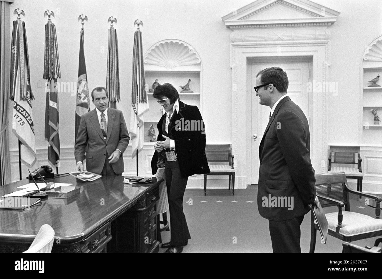 Le président Richard Nixon rencontre Elvis Presley dans le bureau ovale de la Maison Blanche. L'assistant Egil Krogh se trouve à proximité. Banque D'Images