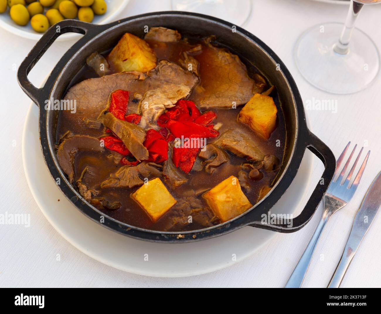 Veau pot aux champignons sur la table du restaurant Banque D'Images