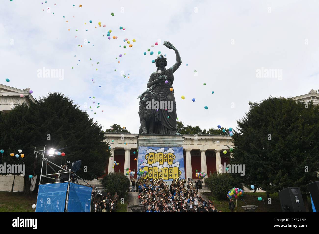 25 septembre 2022, Bavière, Munich : des ballons survolent la Bavière au concert de la place Wiesnwirte 2022. La Wiesn aura lieu de 17 septembre à 3 octobre 2022. Photo: Felix Hörhager/dpa Banque D'Images