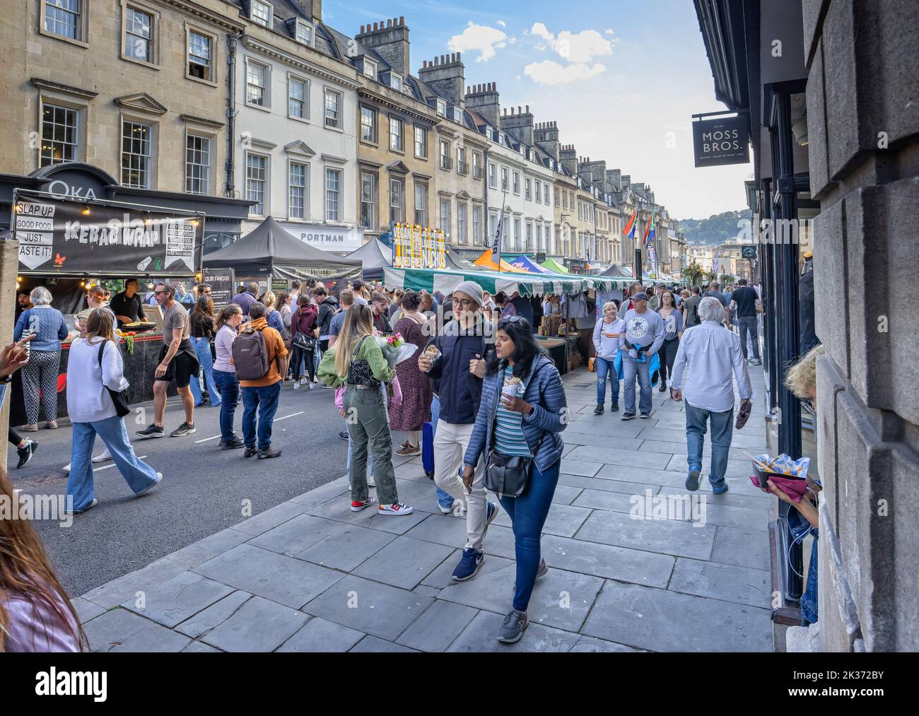 Foules de gens au festival de la nourriture de rue Great Bath Feast à Milsom Street, Bath, Avon, Royaume-Uni, le 24 septembre 2022 Banque D'Images