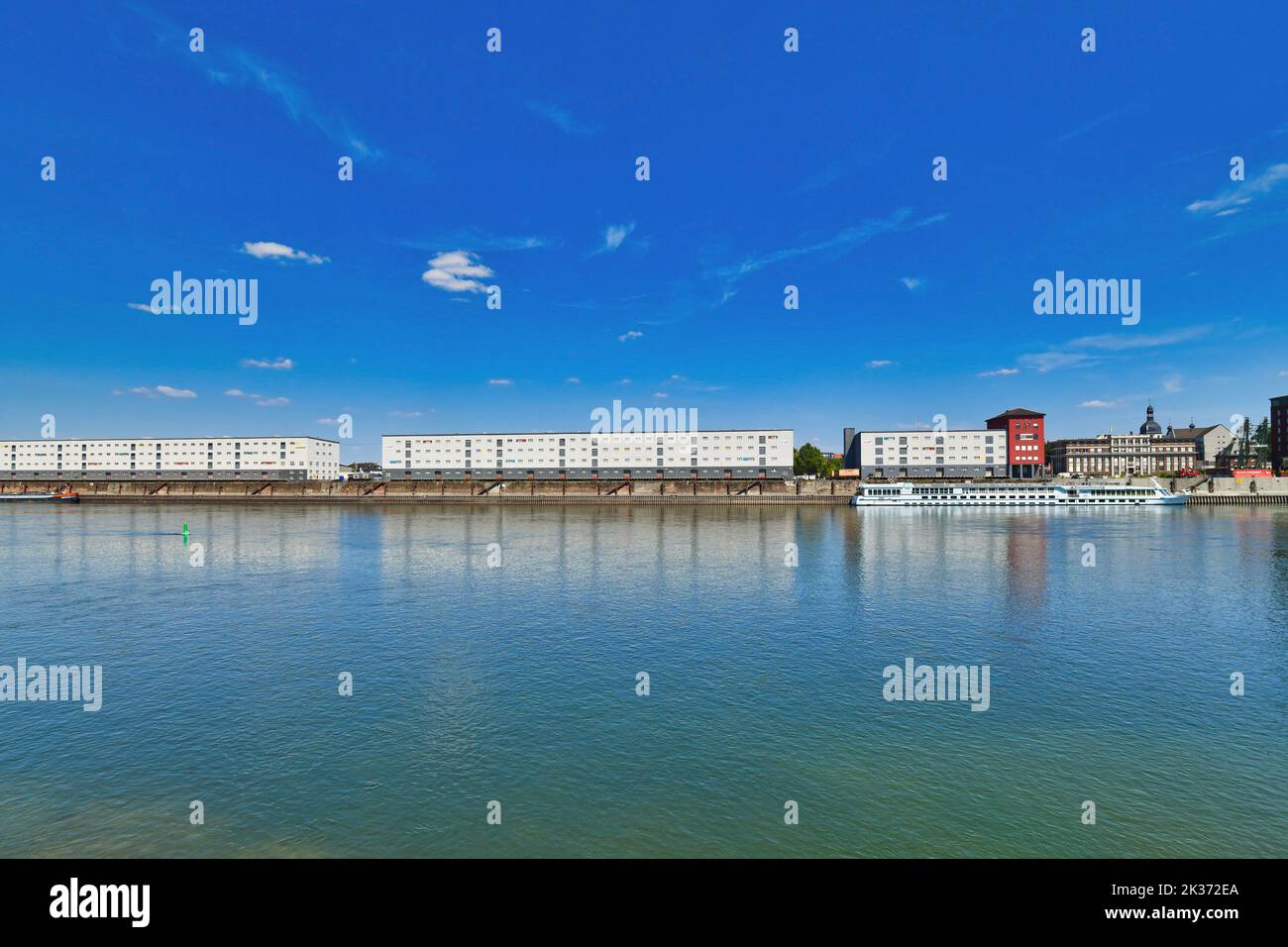 Ludwigshafen, Allemagne - août 2022: Vue de Ludwigshafen sur le Rhin et les bâtiments de la société de transport 'Graeff Spedition' dans la ville de Mannheim Banque D'Images