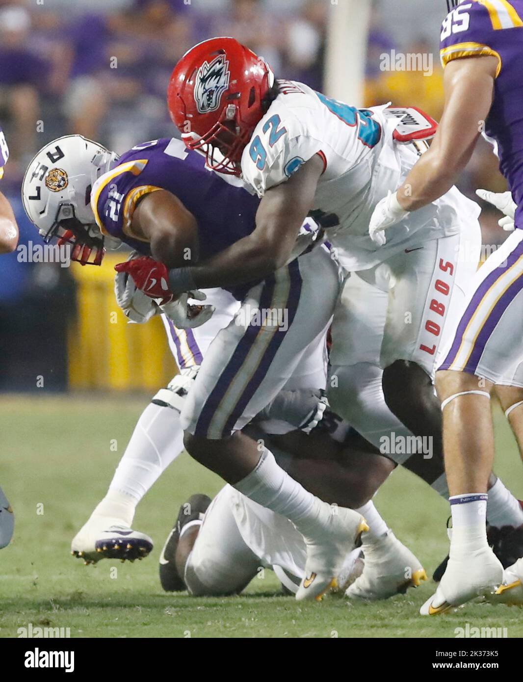 New Mexico Lobos défensive fin Omar Dalame (92) s'attaque aux Tigres LSU qui font marche arrière Noah Cain (21) lors d'un match de football universitaire au stade Tiger à bâton-Rouge, en Louisiane, samedi, 24 septembre 2022. (Photo de Peter G. Forest/Sipa USA) Banque D'Images