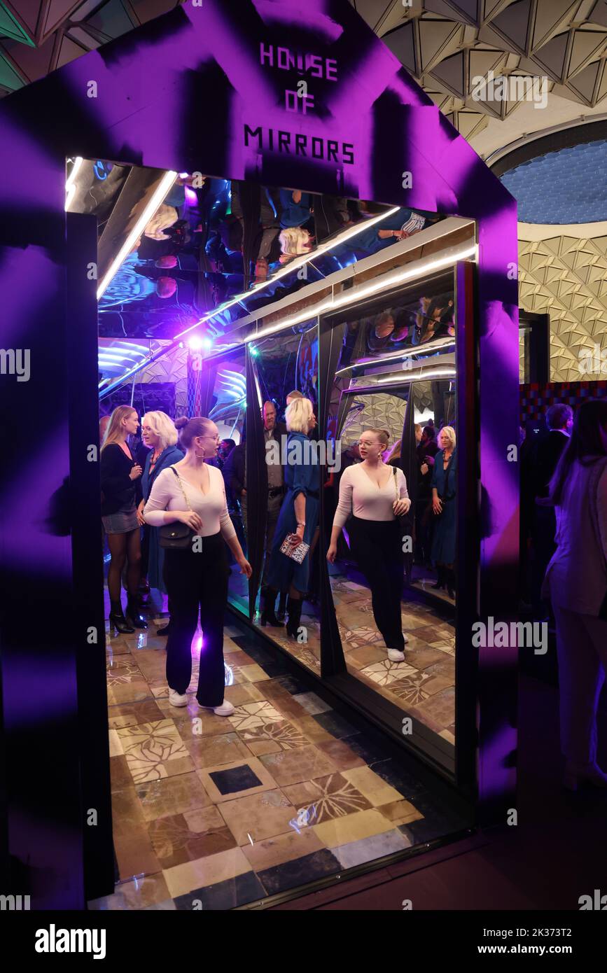 Des femmes à la Maison des miroirs, exposées à l'exposition Retrofuture expo à Evoluon Banque D'Images