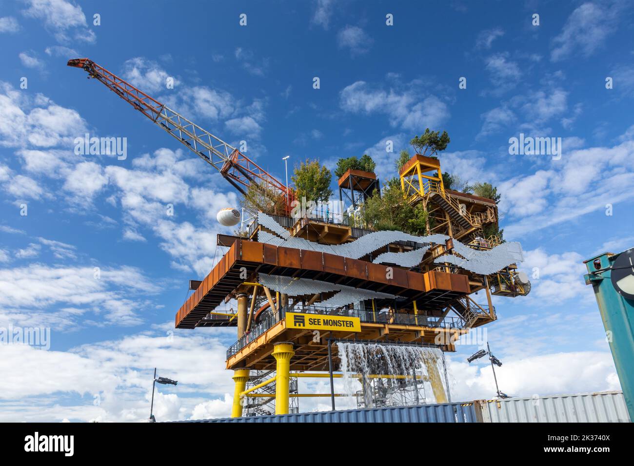 Voir Monster est une plate-forme pétrolière retirée de la mer du Nord, transformée en une œuvre d'art publique. Une structure de 35 mètres de haut, Weston Super Mare, Somerset, Royaume-Uni Banque D'Images