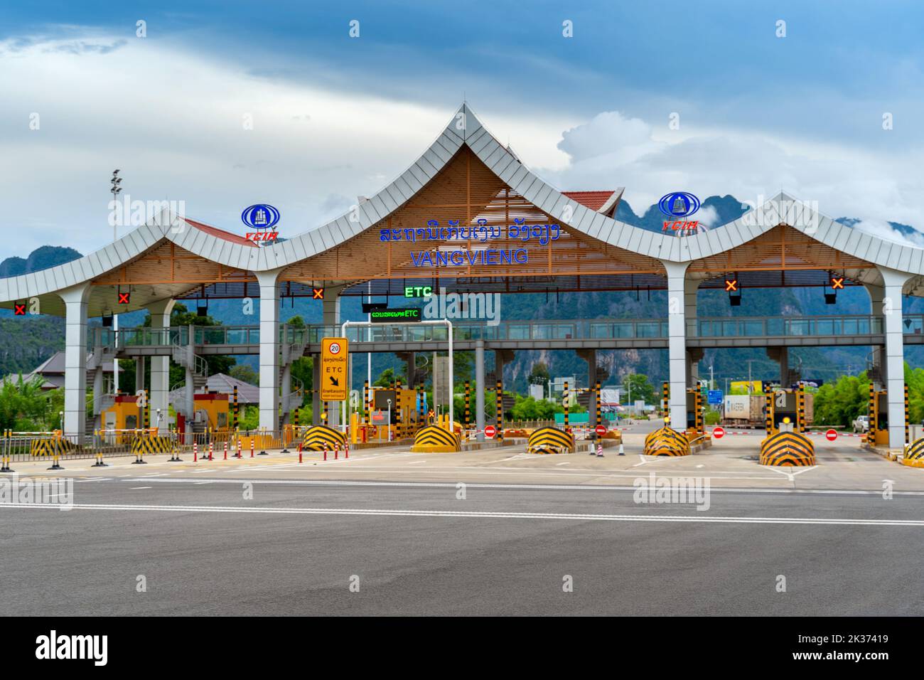 Vang vieng, Laos - 22 juillet 2022 : première route express du Laos du district de Vientiane au district de Vang vieng. Banque D'Images