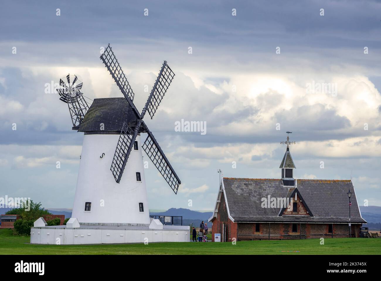Moulin à vent de Lytham St Annes sur le front de mer de la station balnéaire de Lancshire. Banque D'Images