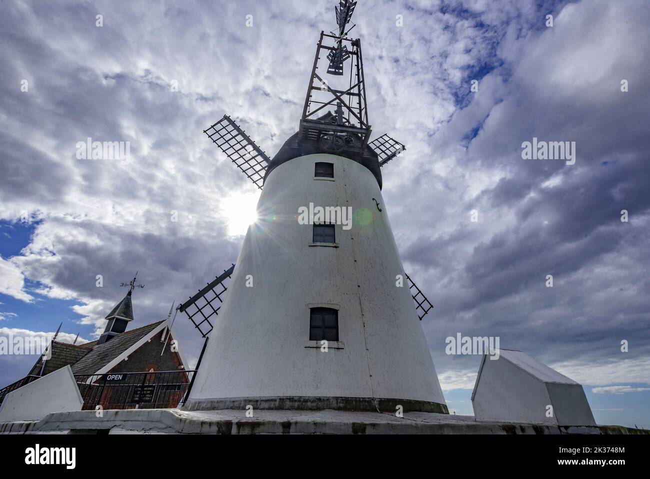 Moulin à vent de Lytham St Annes sur le front de mer de la station balnéaire de Lancshire. Banque D'Images