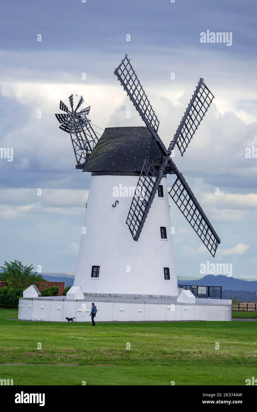 Moulin à vent de Lytham St Annes sur le front de mer de la station balnéaire de Lancshire. Banque D'Images