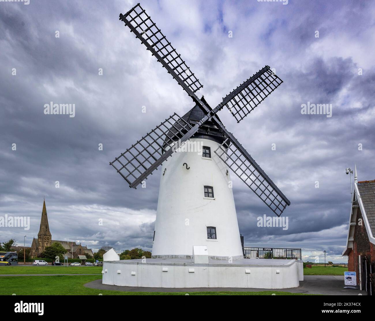 Moulin à vent de Lytham St Annes sur le front de mer de la station balnéaire de Lancshire. Banque D'Images