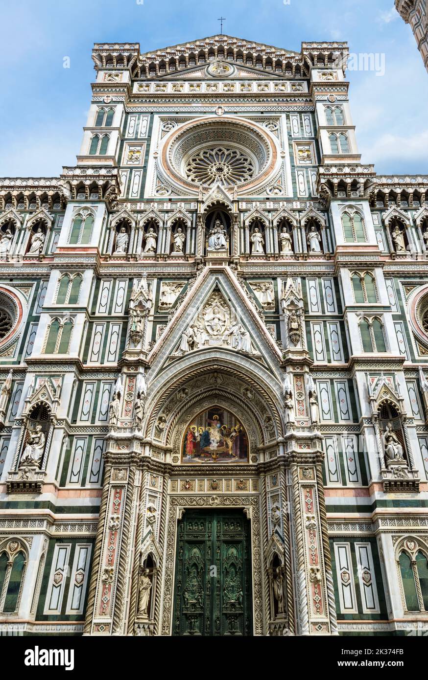 Duomo ou basilique de Santa Maria del Fiore, vue verticale, Florence, Italie. La cathédrale Sainte-Marie-de-Fleur est le point de repère de Florence. Thème de l'ornat Banque D'Images