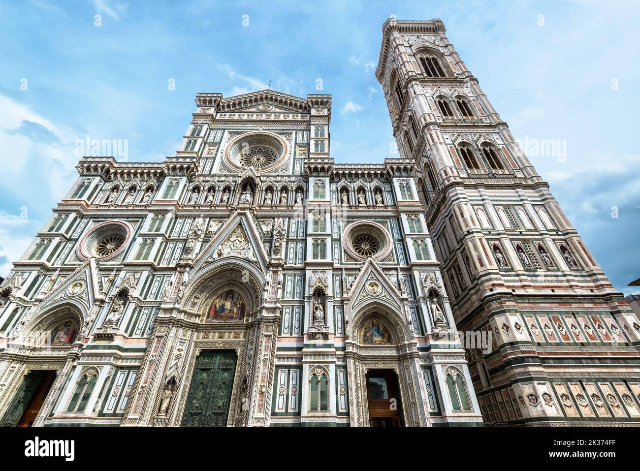 Duomo ou basilique de Santa Maria del Fiore et ciel, Florence, Italie. La vieille cathédrale Sainte-Marie-de-fleurs est le point de repère de Florence. Thème de R. Orné Banque D'Images