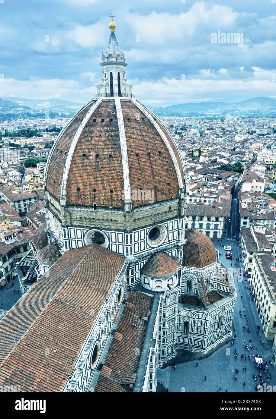 Florence en hiver, Italie, Europe. Vue sur le Duomo ou la basilique de Santa Maria del Fiore (Sainte-Marie-de-fleurs), point de repère de la ville de Florence. Décor de F Banque D'Images