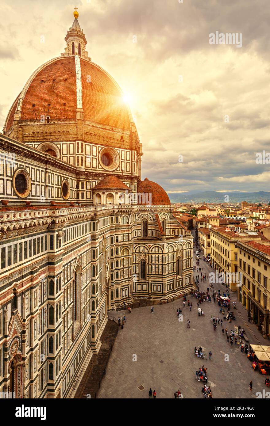 Florence en été, Italie, Europe. Vue verticale et ensoleillée sur le Duomo ou la basilique de Santa Maria del Fiore (Sainte-Marie de fleurs), point de repère de Florence Cit Banque D'Images
