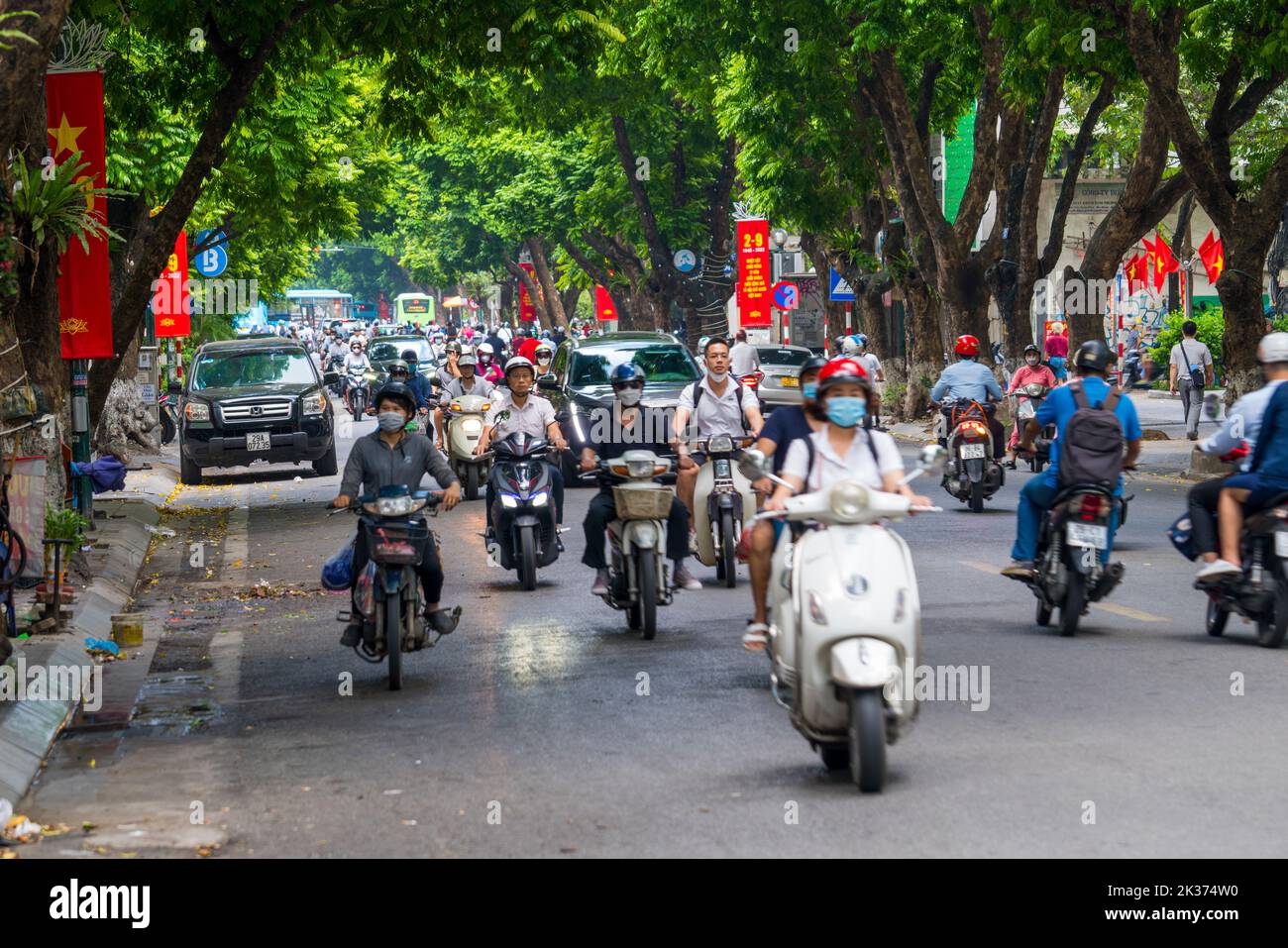 Hanoï, Vietnam 29 août 2022 : motocyclistes sur les routes très fréquentées, trafic heures de pointe dans le centre-ville de Hanoi, Vietnam. Banque D'Images