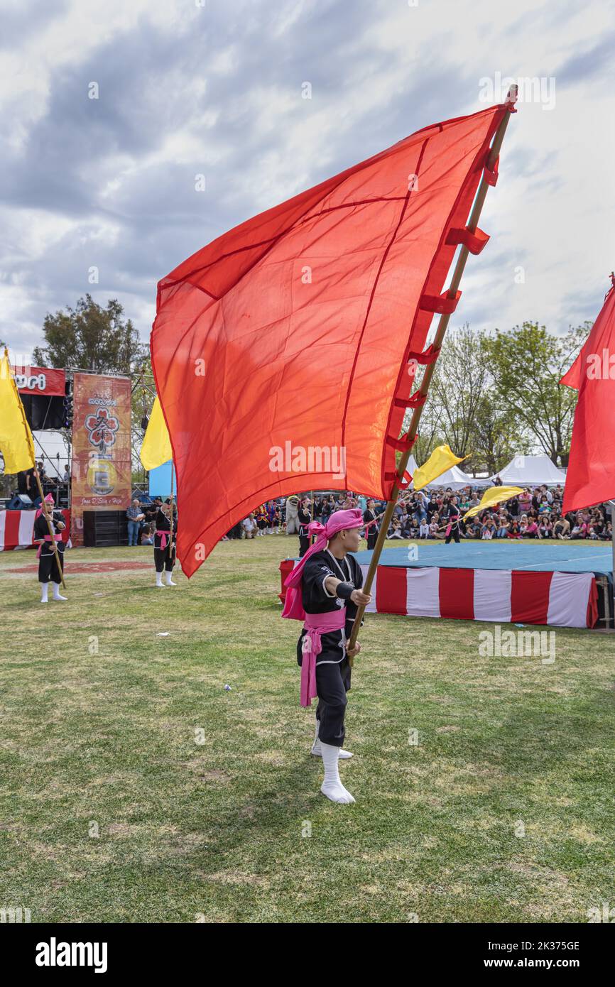 Buenos Aires, Argentine - 25 septembre 2022: Jeune homme japonais avec drapeau. EISA (danse japonaise avec batterie) à Varela Matsuri. Banque D'Images