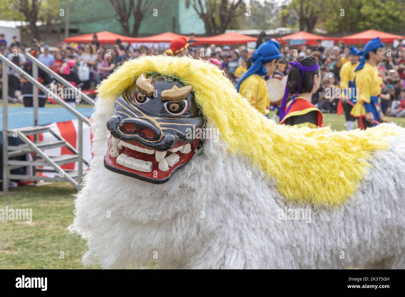 Buenos Aires, Argentine - 25 septembre 2022 : danse japonaise du lion (shishimai) au festival japonais. Banque D'Images