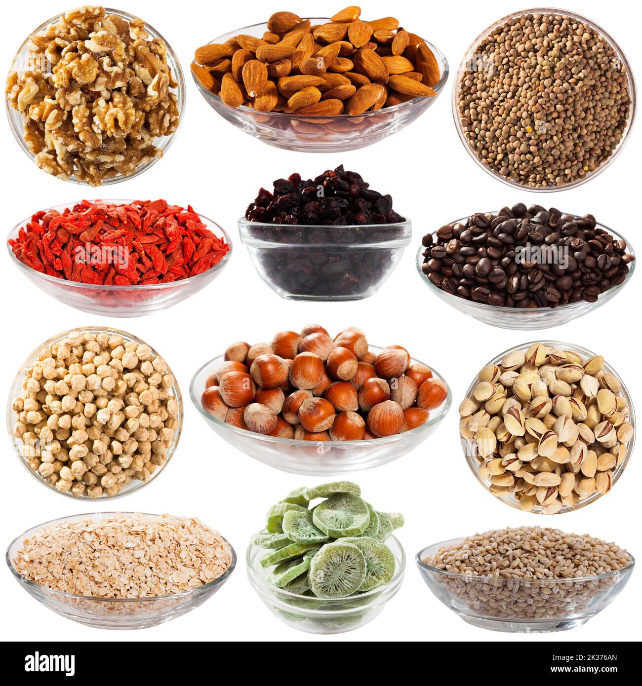 Plaques avec produits secs et en vrac diffrents isolés sur fond blanc Banque D'Images