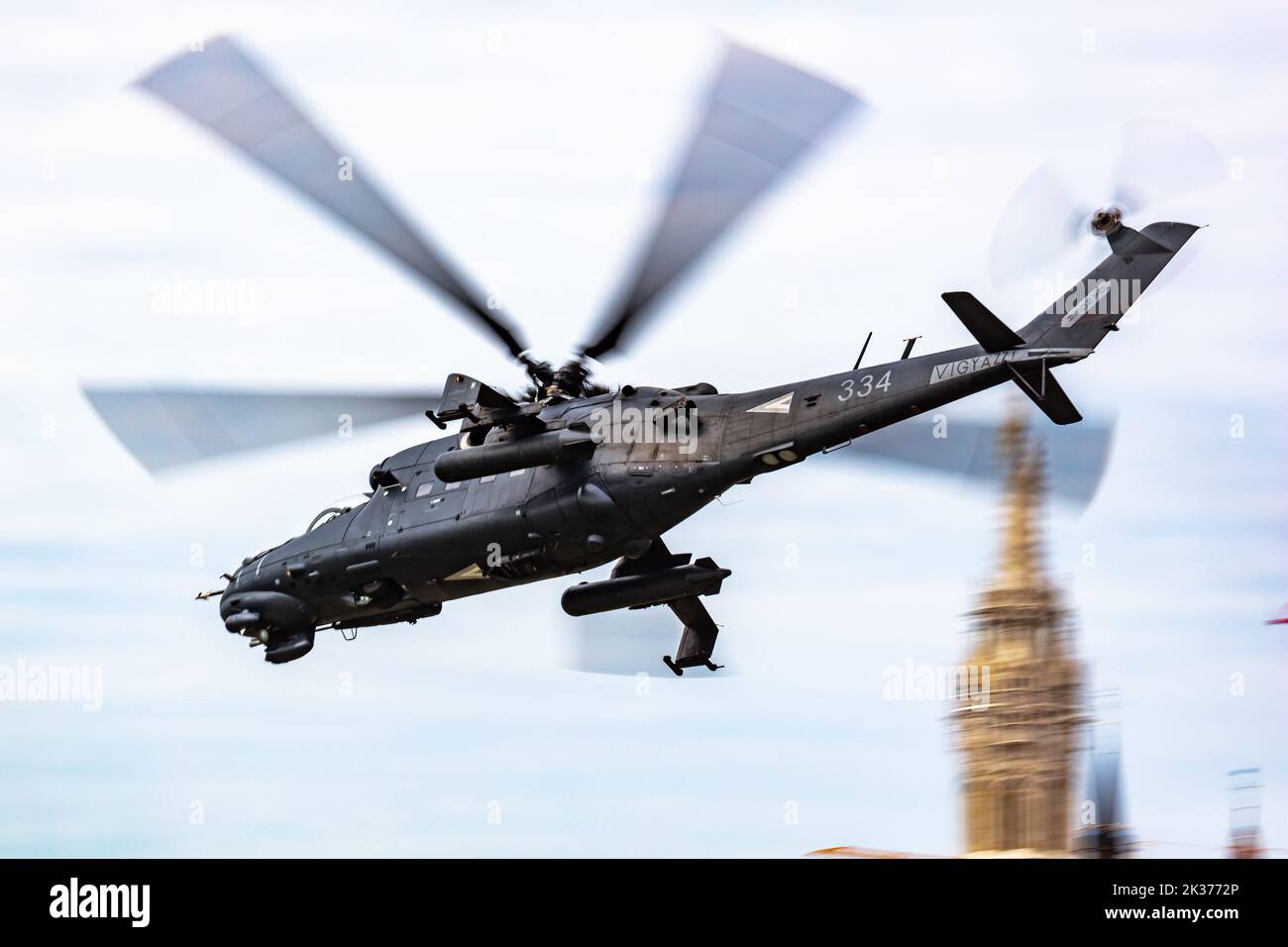 Budapest, Hongrie - 20 août 2021 : hélicoptère militaire mi-24 de Mil hongrois à la base aérienne. Opération de vol par force aérienne. Aviation et défense aérienne. Banque D'Images
