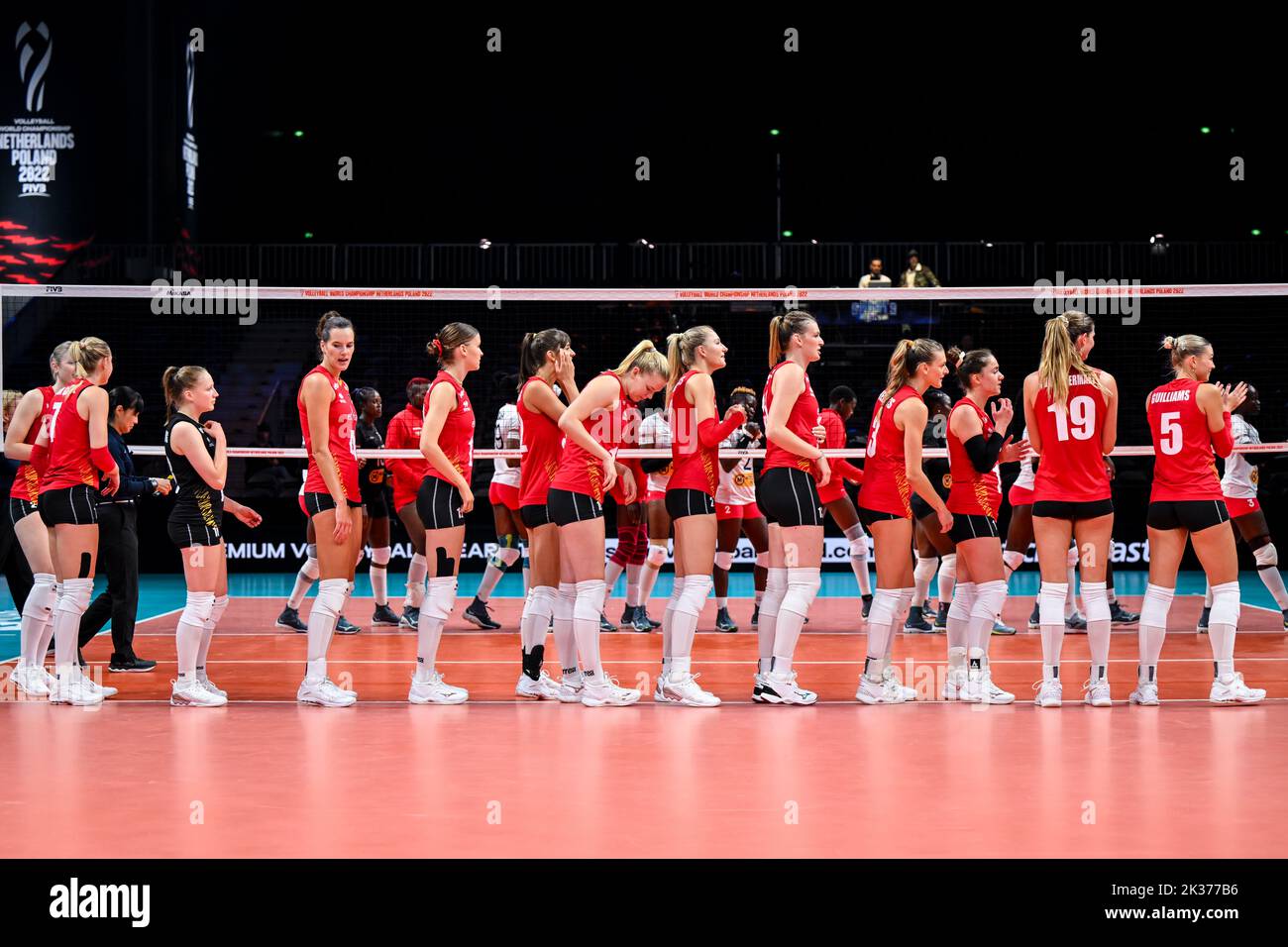 Les Tigres jaunes belges fêtent après avoir remporté un match de volley entre l'équipe nationale belge des femmes les Tigres jaunes et le Kenya, dimanche 25 septembre 2022 à Arnhem pendant l'étape de la piscine (partie 2 de 5) des championnats du monde de volley-ball pour femmes. Le tournoi a lieu de 23 septembre jusqu'à 15 octobre 2022. BELGA PHOTO LUC CLAESSEN Banque D'Images