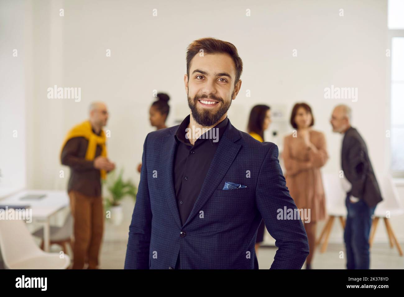 Portrait d'un jeune homme d'affaires souriant et prospère au bureau Banque D'Images