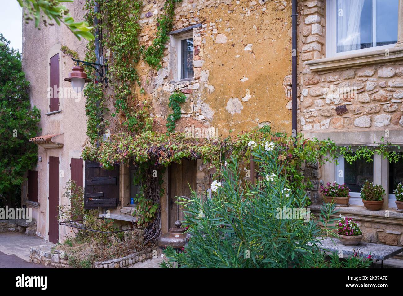 Maison typique à Roussillon (sud de la France) avec ses couleurs ocre et pastel. Banque D'Images