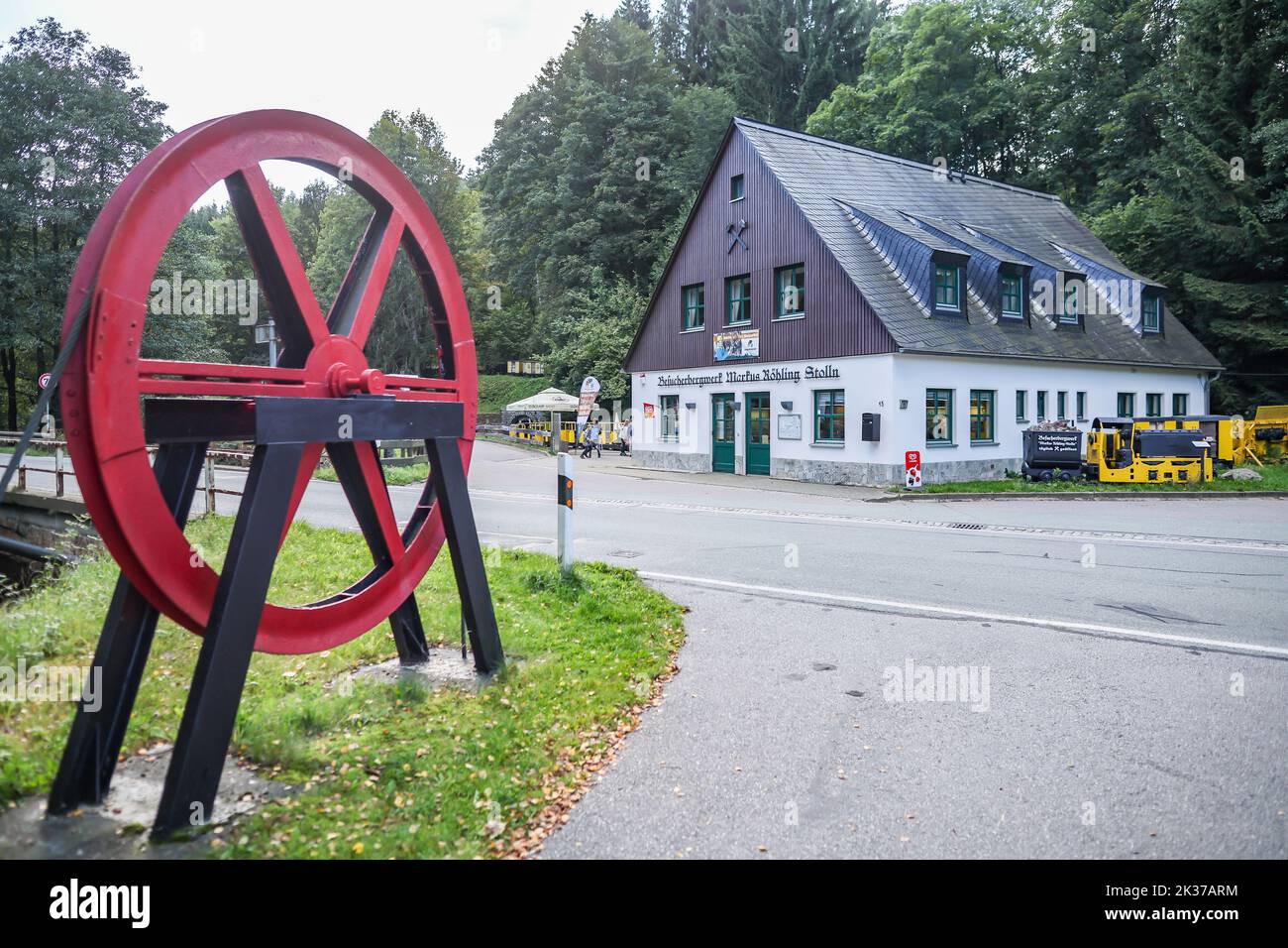 22 septembre 2022, Saxe, Annaberg-Buchholz: La mine de visiteurs de Markus-Röhling-Stolln à Frohnau. Au cours d'une période de construction de 20 mois, deux anciens itinéraires ont été reliés pour former une visite circulaire en conduisant une nouvelle « route » de 35 mètres. Au cours de cette excursion, qui fait 800 mètres de long à une profondeur de 600 mètres, les visiteurs peuvent découvrir les époques minières des monts Ore d'une manière impressionnante. Dans la mine la plus importante du district minier d'Annaberg, l'argent et le cobalt ont été extraits depuis le 16th siècle, ainsi que le minerai d'uranium de 1947 à 1952. Photo : Jan Woitas/dpa Banque D'Images