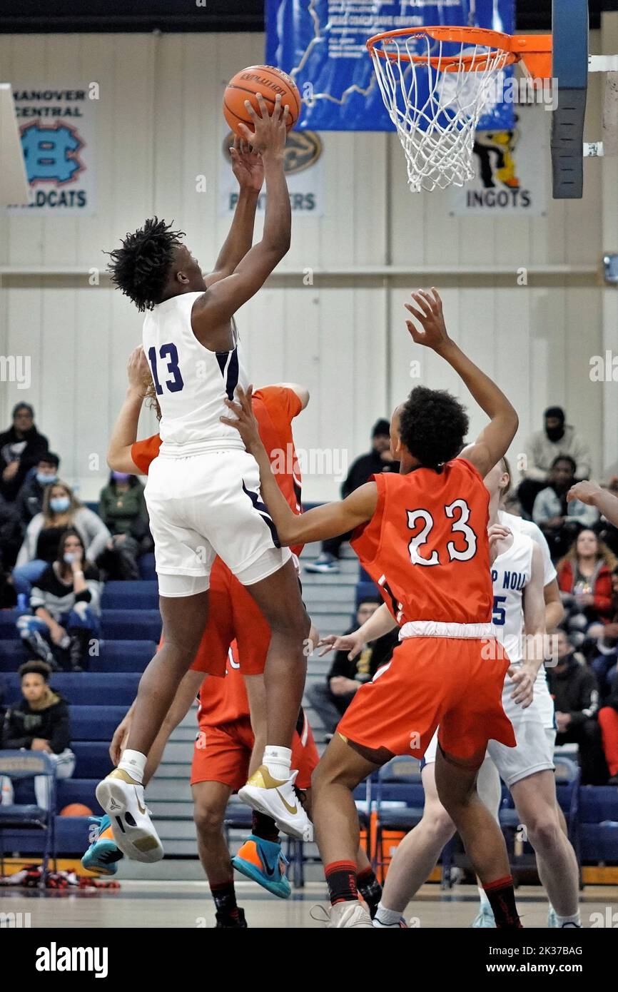 Un tir vertical de joueurs de basket-ball sous le panier dans un match de  basket-ball d'école secondaire Photo Stock - Alamy