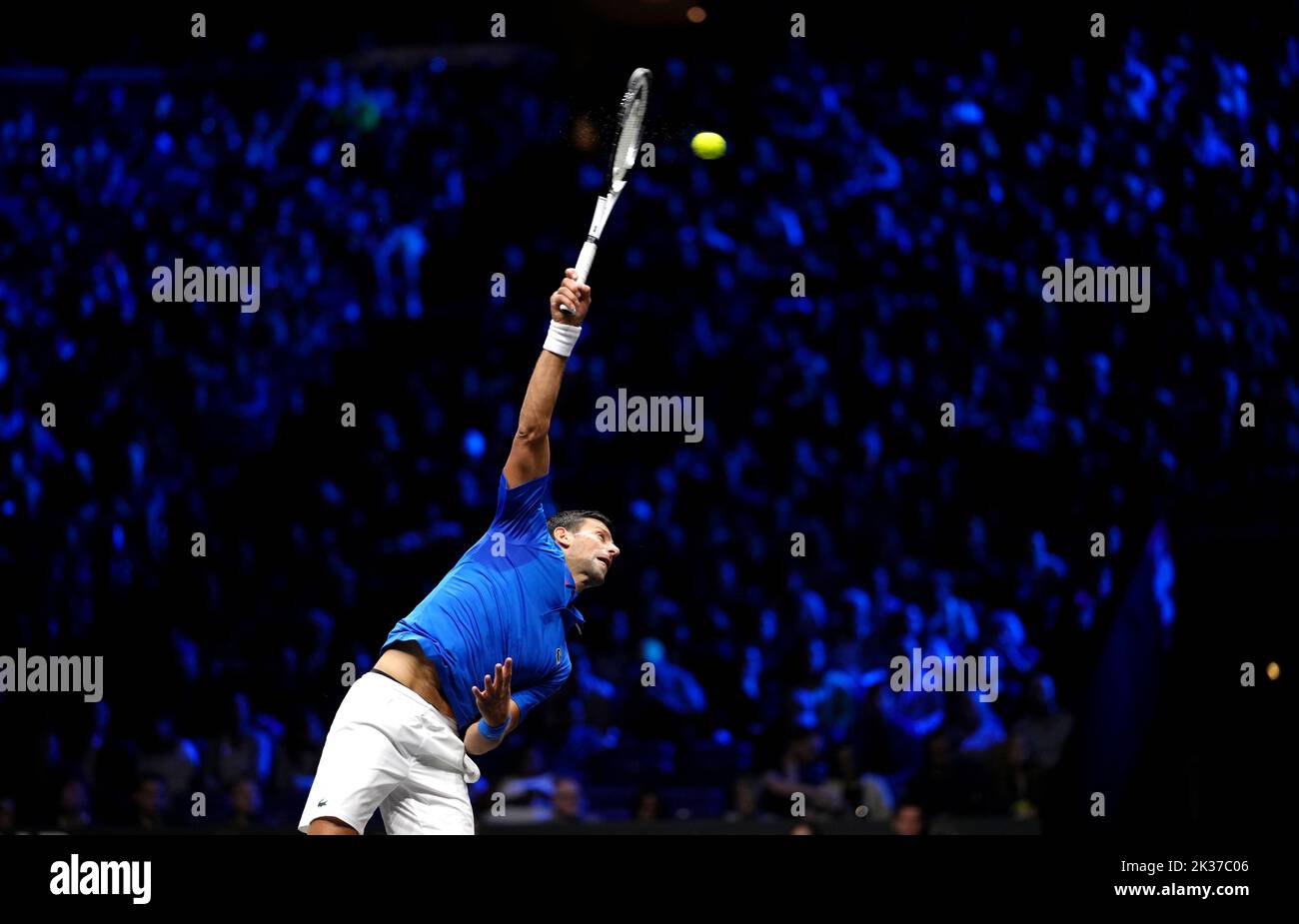 Novak Djokovic sert contre Felix Auger Aliassime dans le match des célibataires le troisième jour de la coupe de Laver à la O2 Arena, Londres. Date de la photo: Dimanche 25 septembre 2022. Banque D'Images