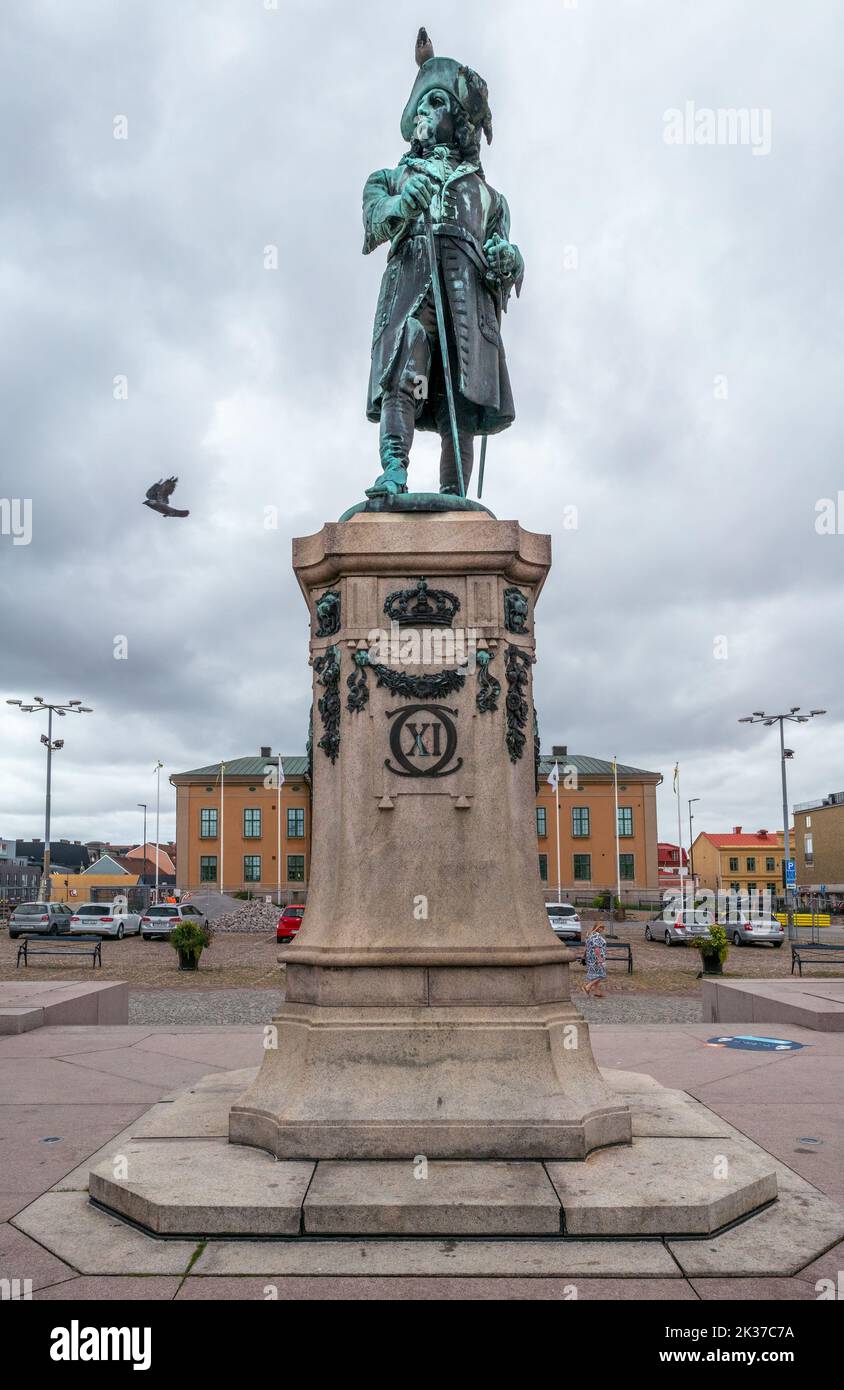 Karlskrona, Suède - 09.02.2022 : statue de Carl XI, roi de Suède, sur StorForget, la place principale de Karlskrona. Banque D'Images