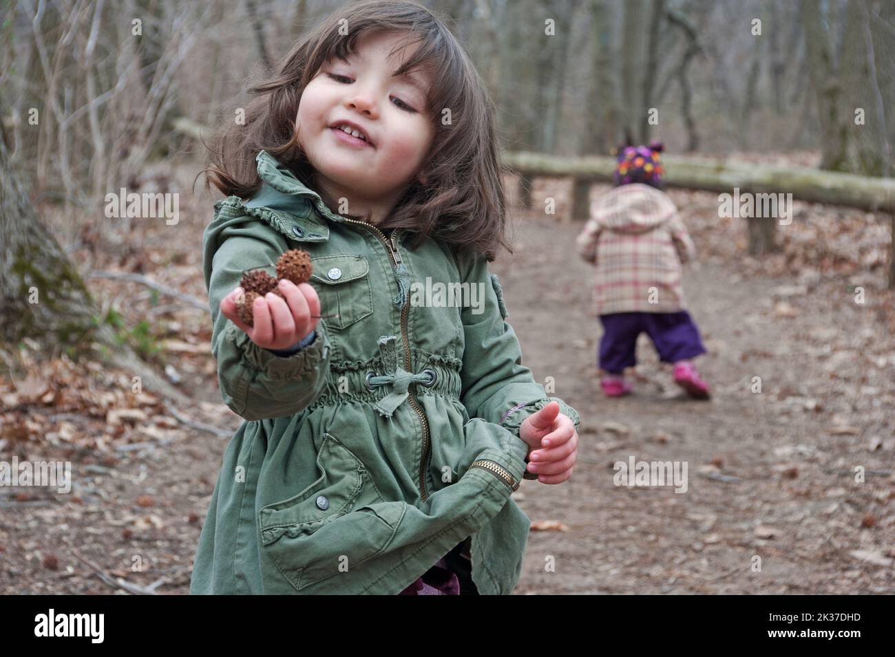 Petite fille avec un gousse de graines Banque D'Images