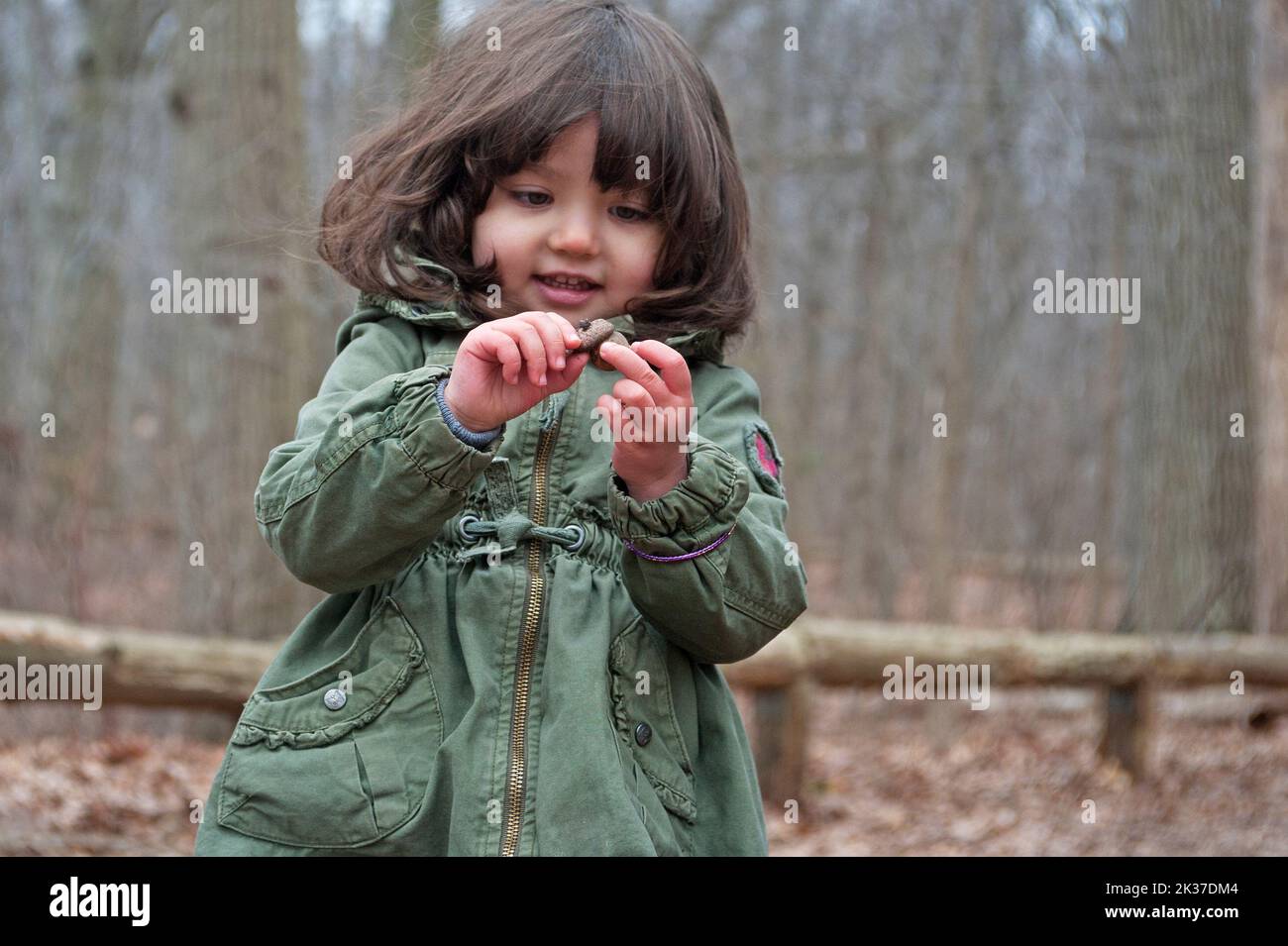 Petite fille avec un gousse de graines d'corne Banque D'Images