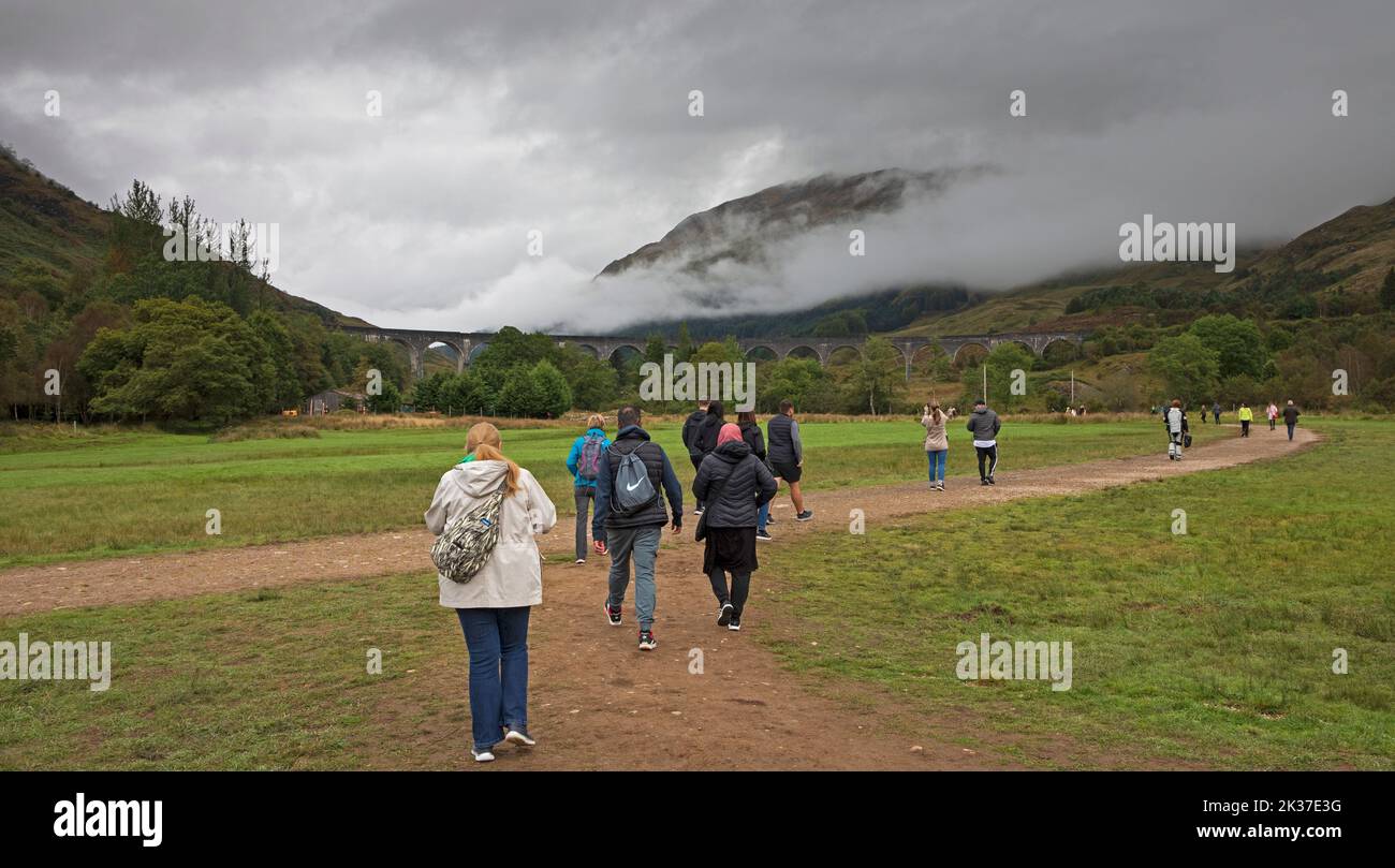 Les touristes marchent vers Glenifinnan Viaduct, Lochaber, Scottish Highlands, Écosse, Royaume-Uni Banque D'Images