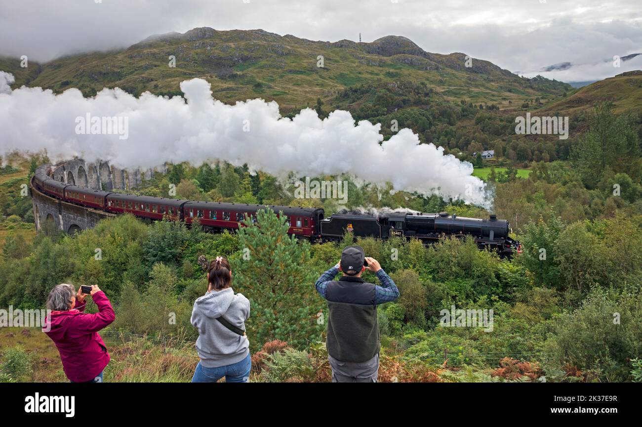 Photographie touristique le train à vapeur Jacobite, viaduc de Glenifinnan, Lochaber, Highlands écossais, Écosse, ROYAUME-UNI Banque D'Images