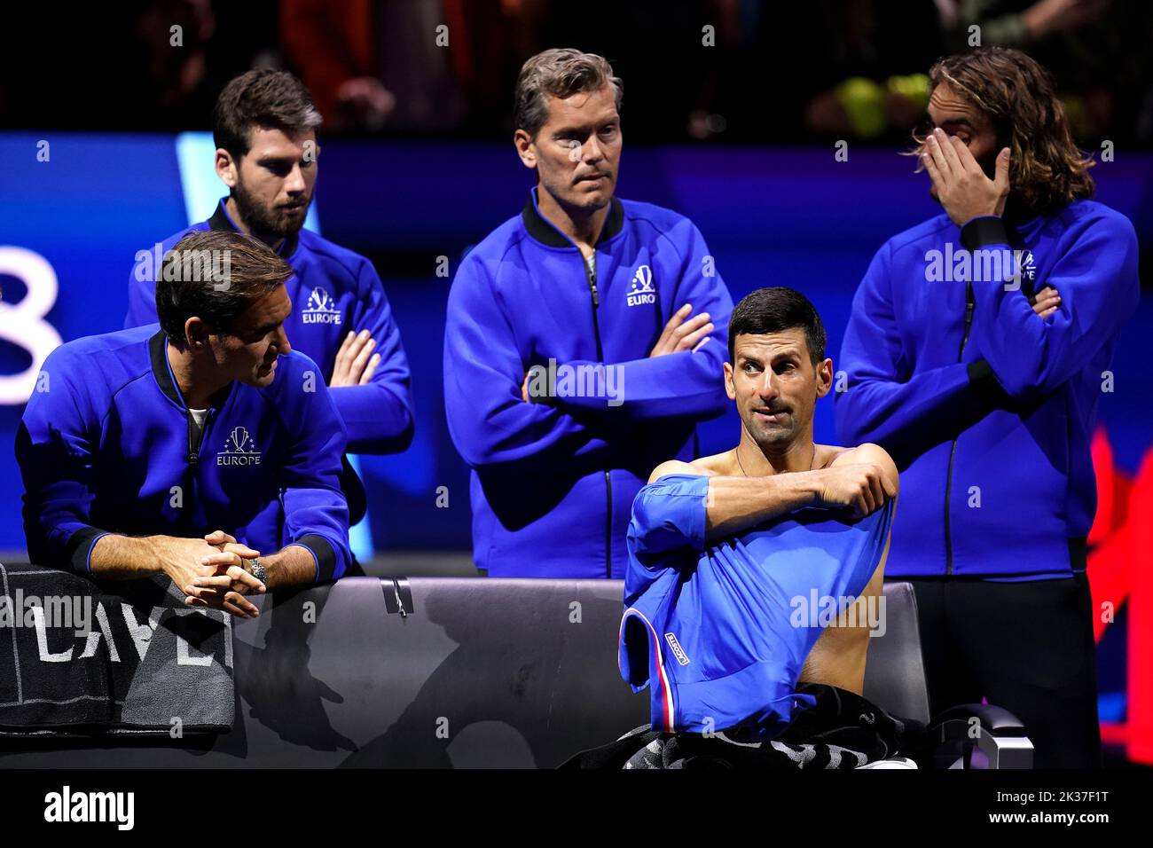 Novak Djokovic parle avec Roger Federer (à gauche) lors d'une pause dans le match des singles avec Felix Auger Aliassime (non représenté) le troisième jour de la coupe Laver à l'Arena O2, Londres. Date de la photo: Dimanche 25 septembre 2022. Banque D'Images