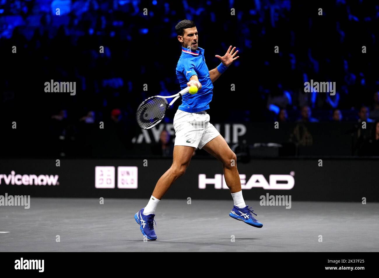 Novak Djokovic en action contre Felix Auger Aliassime dans le match des célibataires le troisième jour de la coupe de Laver à la O2 Arena, Londres. Date de la photo: Dimanche 25 septembre 2022. Banque D'Images