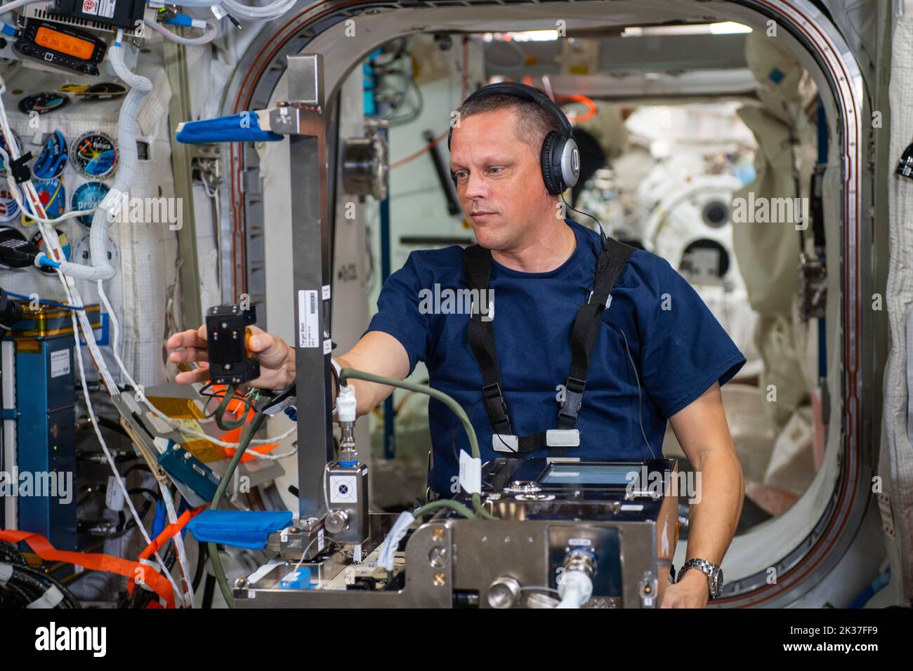 ISS - 06 juillet 2022 - Bob Hines, astronaute et ingénieur de vol de la NASA pour l'expédition 67, est assis à l'intérieur du module de laboratoire de Columbus participant au G Banque D'Images