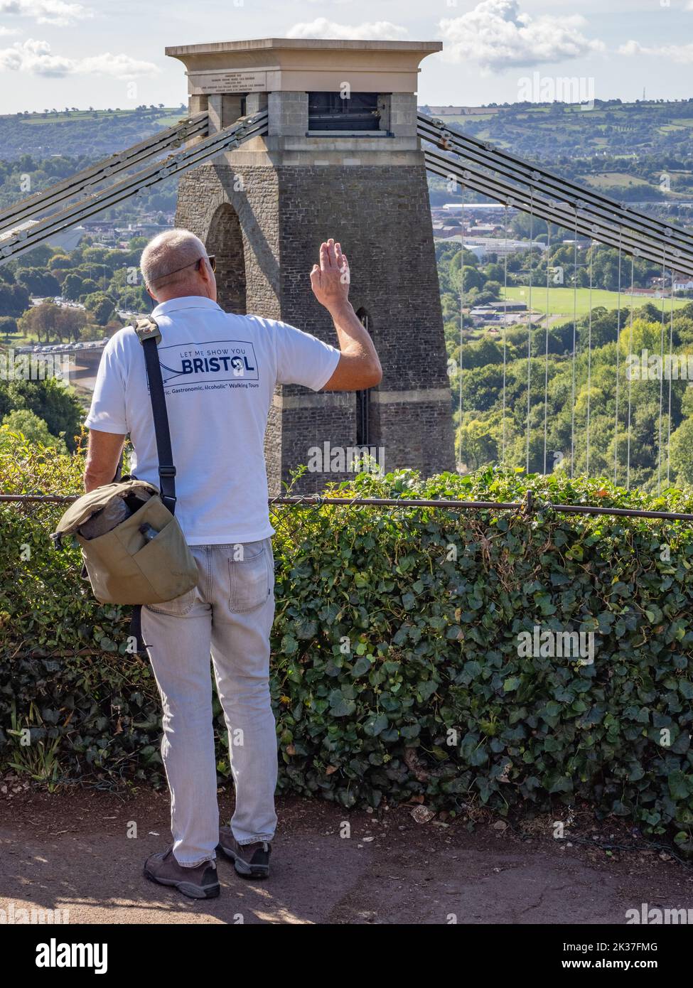 Un guide touristique sur Observatory Hill à Bristol, Royaume-Uni, racontant l'histoire du pont suspendu de Clifton de Brunel à son auditoire Banque D'Images