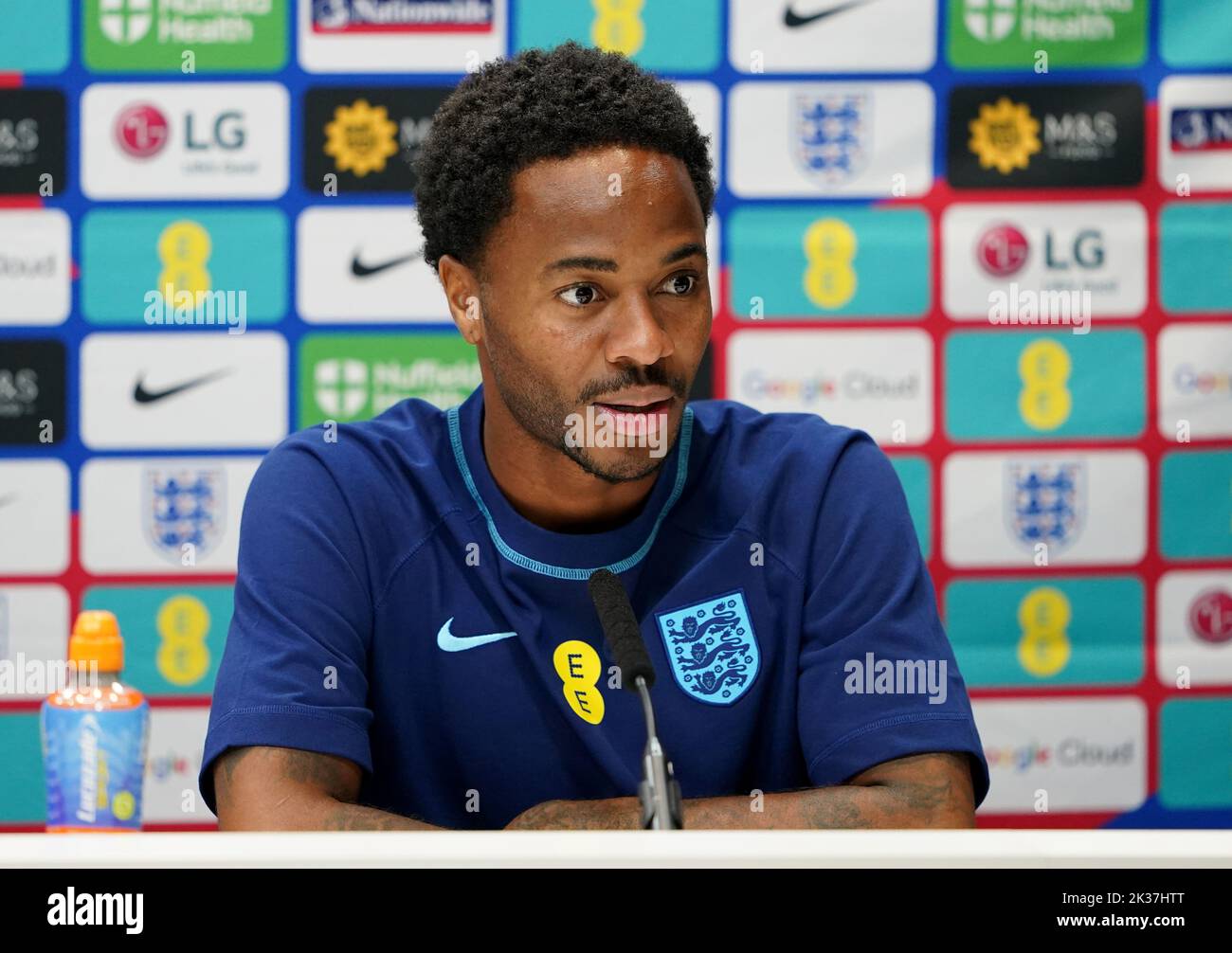 Raheem Sterling en Angleterre lors d'une conférence de presse au terrain d'entraînement de Tottenham Hotspur, à Enfield. Date de la photo: Dimanche 25 septembre 2022. Banque D'Images
