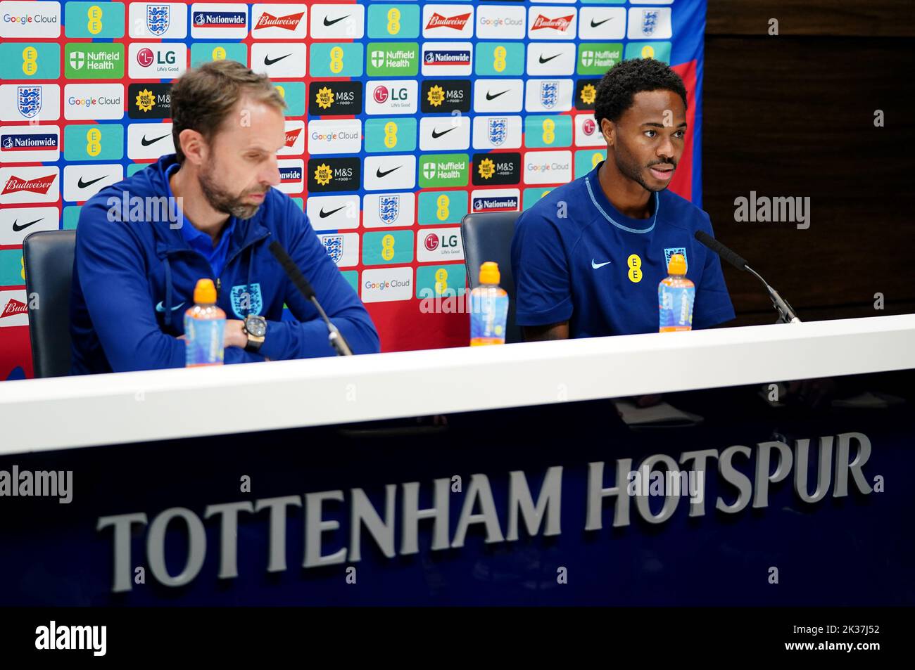 Raheem Sterling en Angleterre et Gareth Southgate en tant que directeur lors d'une conférence de presse au terrain d'entraînement Tottenham Hotspur, à Enfield. Date de la photo: Dimanche 25 septembre 2022. Banque D'Images
