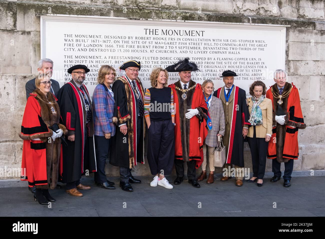 Kate humble et Woolmen en manteaux rouges traditionnels s'alignent devant le Monument, Londres, au 2022 Sheep Drive, 25th septembre, Londres, 2022. Banque D'Images
